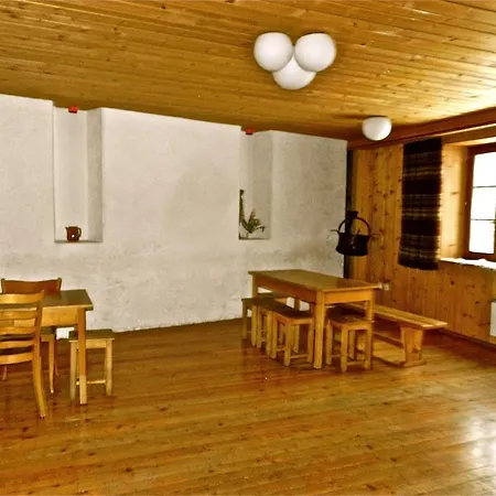 Maison St Pierre Хостел Бург-Сен-Пьер